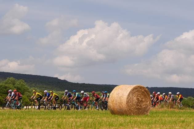 The pack rides cycles through the during the stage 5 of the Giro d™Italia from Ceglie Messapica to Matera, Italy - Wednesday, May 14, 2025. - cycling.  Copyright: xFabioxFerrarix xLaPressex