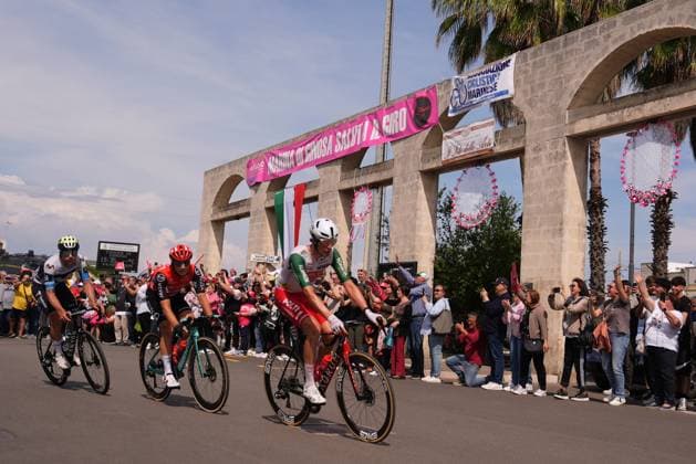 The pack rides during the stage 5 of the Giro d™Italia from Ceglie Messapica to Matera, Italy - Wednesday, May 14, 2025. - cycling.  Copyright: xFabioxFerrarix xLaPressex