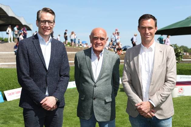 01.05.2025, Fußball, Hannover 96 Renntag, Die Fußballprofis von Hannover96 zu Gast auf der Pferderennbahn Neue Bult. Im Bild Henning Bindzus (Geschäftsführer Hannover 96, Geschäftsführung) Martin Kind (Aufsichtsrat Aufssichtsratsmitglied Hannover 96 Vorstand Geschäftsführung) , Marcus Mann (Geschäftsführer Geschäftsführung Hannover 96) Niedersachsen Deutschland