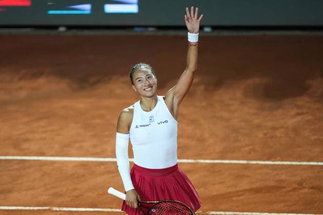 Sport Bilder des Tages Qinwen Zheng of China celebrates during the match against Aryna Sabalenka of Bielorussia at the Internazionali BNL d Italia 2025 tennis tournament at Foro Italico in Rome, Italy on may 14, 2025. AntoniettaxBaldassarre