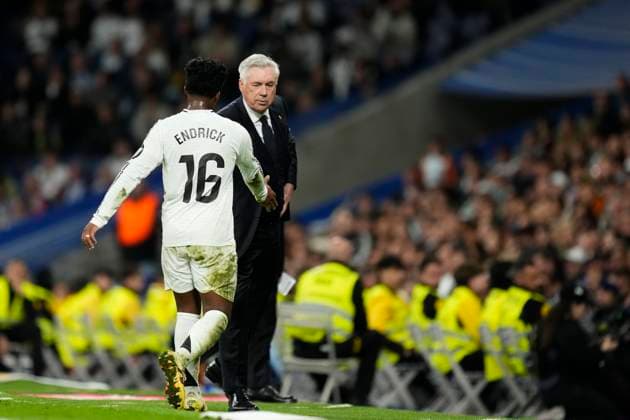 Real Madrid CF v RCD Mallorca - La Liga EA Sports Carlo Ancelotti head coach of Real Madrid and Endrick centre-forward of Real Madrid and Brazil greets each othre during the LaLiga match between Real Madrid CF and RCD Mallorca at Estadio Santiago Bernabeu on May 14, 2025 in Madrid, Spain. Madrid Madrid Spain  Copyright: xJosexBretonx originalFilename:bretonhernandez-realmadr250514_npwmS.jpg