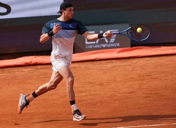 (250515) -- ROME, May 15, 2025 -- Jack Draper returns a shot during the men s singles quarterfinal match between Jack Draper of Britain and Carlos Alcaraz of Spain at the ATP, Tennis Herren Italian Open in Rome, Italy, May 14, 2025. ) (SP)ITALY-ROME-TENNIS-ATP-ITALIAN OPEN-JACK DRAPER VS CARLOS ALCARAZ LixJing 
