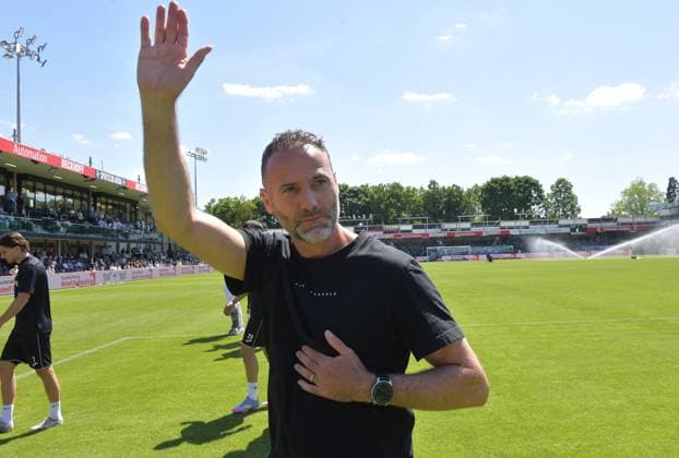 10.05.2025, GER, Fussball, 3.Liga, Saison 2024 2025, 37. Spieltag, Sportclub Arena, Verl SC Verl - TSV 1860 München 2 : 2 Alexander Ende (Trainer SC Verl) verabschiedet sich nach zwei Jahren von den Anhängern des SC Verl, Aktion, Einzelbild, Quer, Mimik, Gestik, Trainer, Coach *** 10 05 2025, GER, Soccer, 3 Liga, Season 2024 2025, 37 Matchday, Sportclub Arena, Verl SC Verl TSV 1860 München 2 2 Alexander Ende Coach SC Verl says goodbye to the supporters of SC Verl after two years, action, single image, cross, facial expression, gesture, coach, coach