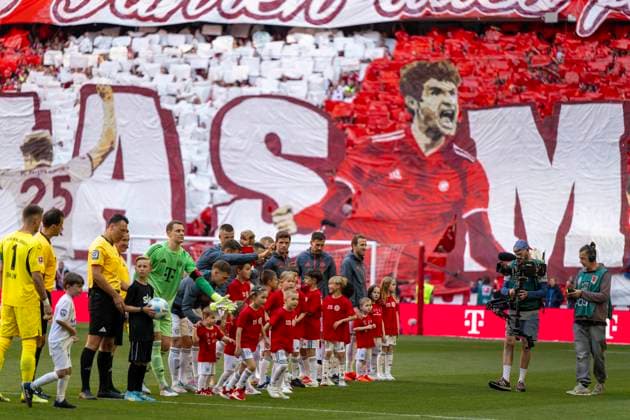 10.05.2025, Fussball 1. Bundesliga 2024 2025, 33. Spieltag, FC Bayern München - Borussia Mönchengladbach, in der Allianz-Arena München. Große Choreografie der Bayernfans zum Abschied von Thomas Müller (FC Bayern München)