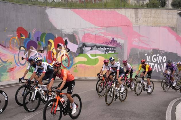 The pack rides during the stage 6 of the Giro d™Italia from Potenza to Napoli, Italy - Thursday, May 15, 2025. - cycling.  Copyright: xFabioxFerrari LaPressex