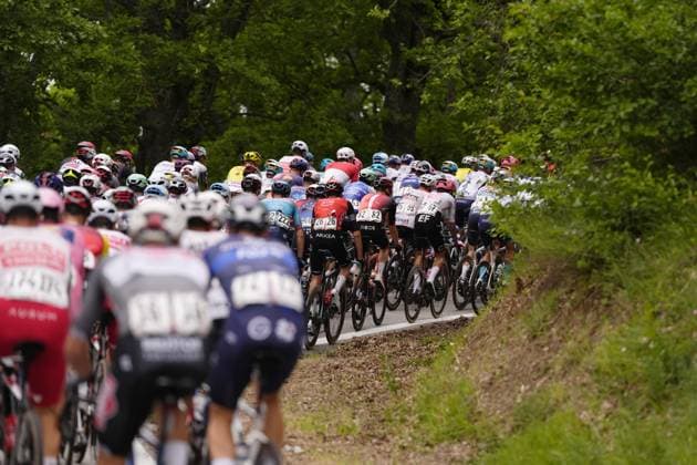 The pack rides during the stage 6 of the Giro d™Italia from Potenza to Napoli, Italy - Thursday, May 15, 2025. - cycling.  Copyright: xFabioxFerrari LaPressex