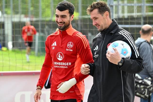15.05.2025 - Fussball - 2. Fussball - Bundesliga - Saison 2024 2025 - 1. FC Nürnberg Nuernberg FCN ( Club ) - Training - Sportfoto Zink - xwoxzix - Mahir Emreli (30, 1. FC Nürnberg FCN ) Miroslav Miro Klose ( Trainer 1. FC Nürnberg FCN ) happy