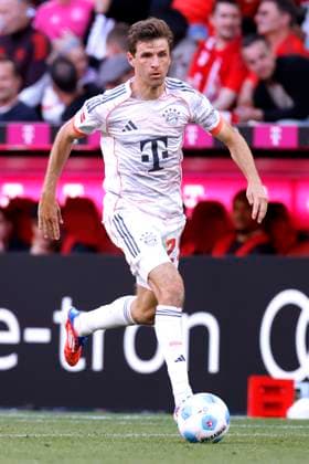 MUELLER Tomas Team FC Bayern Muenchen im neuem Trikot Saison 2025-2026 Fußball Bundesliga Saison 2024 - 2025 Deutscher Meister 2025 FC Bayern Muenchen FC Bayern Muenchen - Borussia Moenchengladbach am 10.05.2025 in Muenchen DFL REGULATIONS PROHIBIT ANY USE OF PHOTOGRAPHS as IMAGE SEQUENCES and or QUASI-VIDEO Copyright: xLacixPerenyix