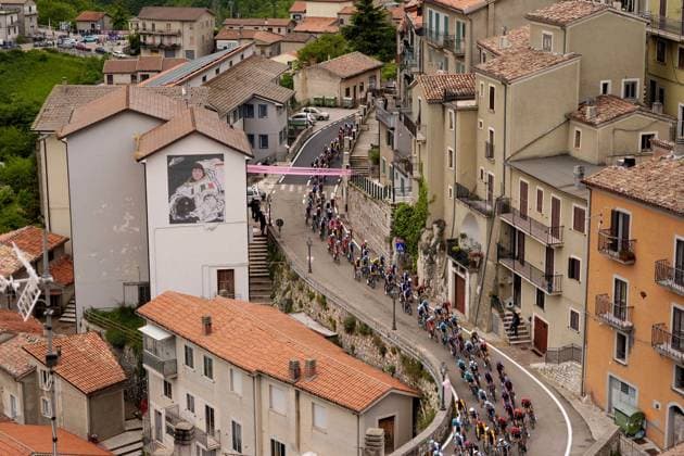 The pack rides during the stage 6 of the Giro d™Italia from Potenza to Napoli, Italy - Thursday, May 15, 2025. - cycling.  Copyright: xFabioxFerrari LaPressex