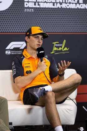 F1 - EMILIA ROMAGNA GRAND PRIX 2025 PIASTRI Oscar (aus), McLaren F1 Team MCL39, portrait during the Formula 1 AWS Gran Premio del Made in Italy e Dell™Emilia-Romagna 2025, Emilia Romagna Grand Prix 2025, 7th round of the 2025 FIA Formula One World Championship, WM, Weltmeisterschaft from May 16 to 18, 2025 on the Autodromo Internazionale Enzo e Dino Ferrari, in Imola, Italy - ImolaItaly  Copyright: xJavierxJimenezx