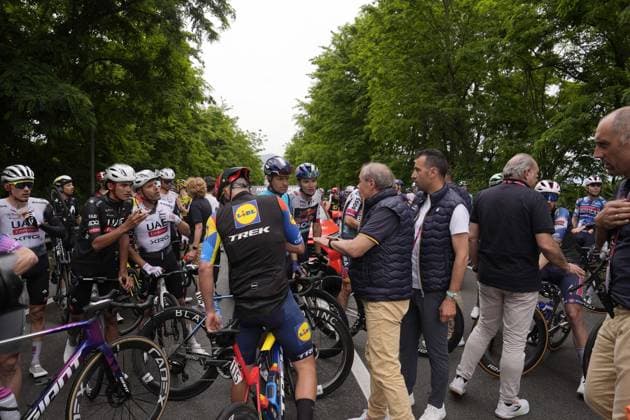 race neutralized after a fall during the stage 6 of the Giro d™Italia from Potenza to Napoli, Italy - Thursday, May 15, 2025. - cycling.  Copyright: xFabioxFerrari LaPressex