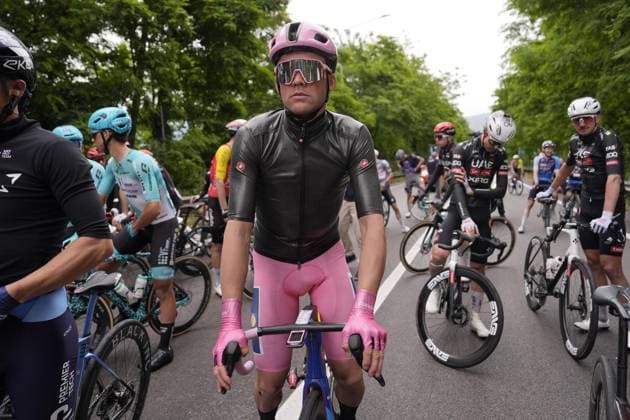 Sport Bilder des Tages race neutralized after a fall during the stage 6 of the Giro d™Italia from Potenza to Napoli, Italy - Thursday, May 15, 2025. - cycling.  Copyright: xFabioxFerrari LaPressex