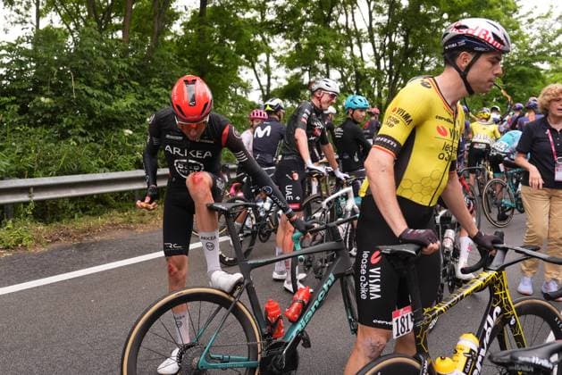 race neutralized after a fall during the stage 6 of the Giro d™Italia from Potenza to Napoli, Italy - Thursday, May 15, 2025. - cycling.  Copyright: xFabioxFerrari LaPressex