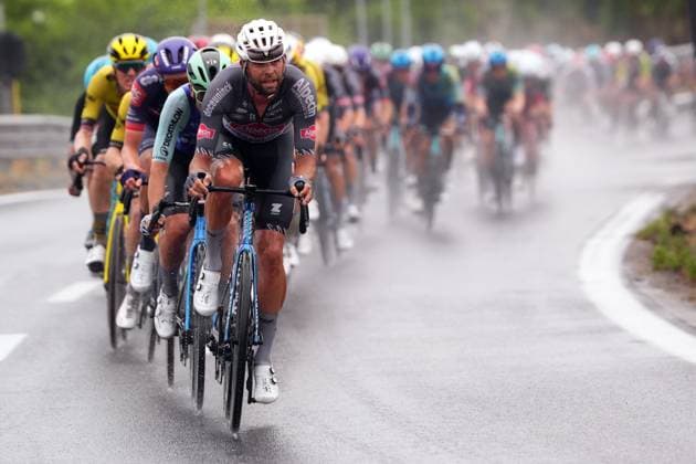 The pack rides during the stage 6 of the Giro d™Italia from Potenza to Napoli, Italy - Thursday, May 15, 2025. - cycling.  Copyright: xFabioxFerrari LaPressex