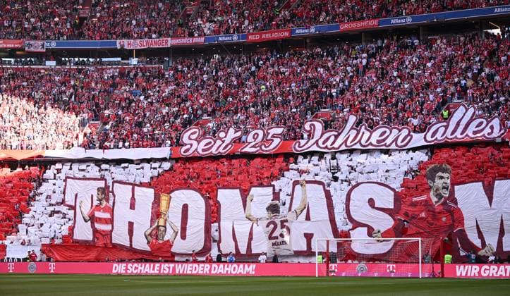 Fussball 1. Bundesliga Saison 2024 2025 33. Spieltag FC Bayern Muenchen - Borussia Moenchengladbach 10.05.2025 Thomas Mueller (FC Bayern Muenchen) wird mit einer Choreo bei seinem letzten Heimspiel nach 25 Jahren von den FC Bayern Fans in der Suedkurve der Allianz Arena verabschiedet.