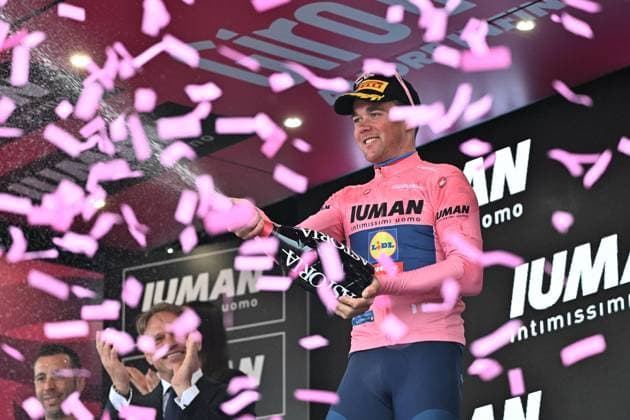May 15, 2025, Naples, ITALY: Danish rider Mads Pedersen of Lidl - Trek retaining the overall leader s pink jersey, celebrate on the podium after the 6th stage of the 108 Giro d Italia 2025, cycling race over 227 km from Potenza to Napoli. Napoli, Italy, 15May 2025. ANSA LUCA ZENNARO. Giro: Groves Vince La Sesta Tappa, Pedersen Rimane In Rosa  - ZUMAa110 20250515_zaf_a110_035 Copyright: xLucaxZennarox