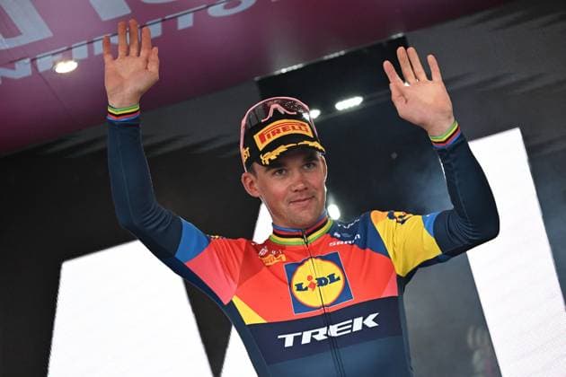May 15, 2025, Napoli, ITALY: Danish rider Mads Pedersen of Lidl - Trek retaining the overall leader s pink jersey, celebrate on the podium after the 6th stage of the 108 Giro d Italia 2025, cycling race over 227 km from Potenza to Napoli. Napoli, Italy, 15May 2025. ANSA LUCA ZENNARO. Giro: Groves Vince La Sesta Tappa, Pedersen Rimane In Rosa  - ZUMAa110 20250515_zaf_a110_037 Copyright: xLucaxZennarox