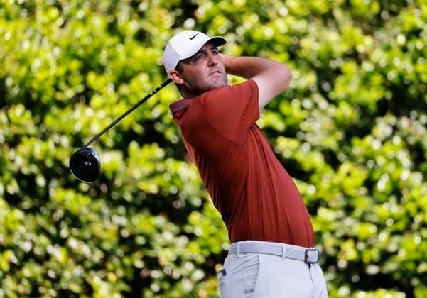 Scottie Scheffler hits his tee shot on the 12th hole in the first round of the 2025 PGA, Golf Herren Championship at the Quail Hollow Club in Charlotte, North Carolina on Thursday, May 15, 2025.  CHA202405152018 TANNENxMAURY