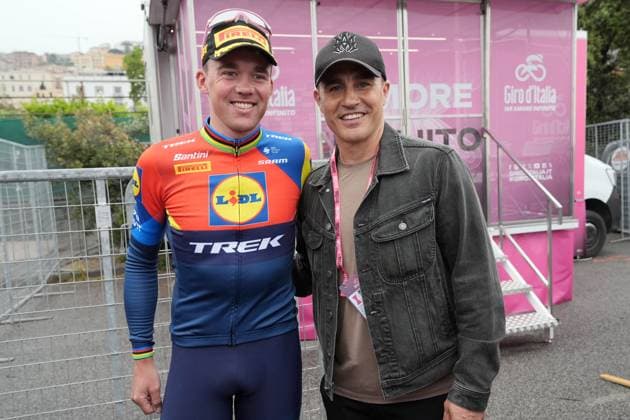 Fabio Cannavaro and Mads Pedersen during the stage 6 of the Giro d™Italia from Potenza to Napoli, Italy - Thursday, May 15, 2025. - cycling.  Copyright: xGianxMattiaxD Albertox LaPressex