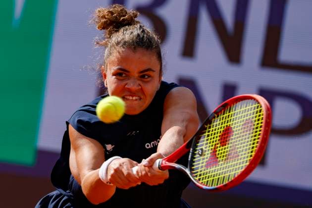 May 15, 2025, Rome, ITALY: Italian favorite JASMINE PAOLINI of Italy in action during the women s semi-final match against Peyton Stearns of USA at the Italian Open tennis tournament in Rome. Paolini won the match 7:5 6:1. Tennis 2025: WTA, Tennis Damen Italian Open: PAOLINI 7:5 6:1 STEARNS  - ZUMAa110 20250515_zaf_a110_031 Copyright: xAnsa FabioxFrustacix