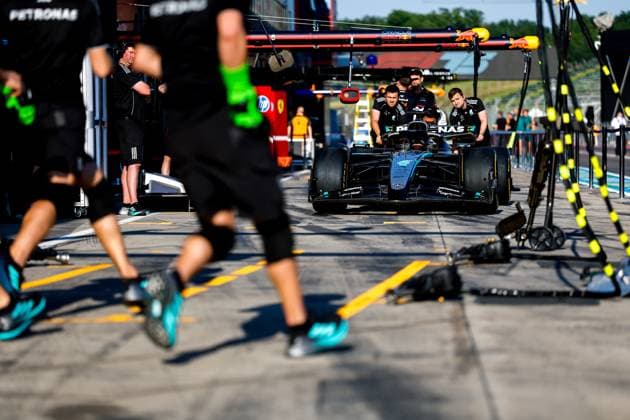 Sport Bilder des Tages Mercedes-AMG Petronas F1 Team during pit stop practice, F1 Grand Prix of Emilia-Romagna at Autodromo Internazionale Enzo e Dino Ferrari on May 15, 2025 in Imola, Italy. (Photo by HOCH ZWEI) Imola Italy
