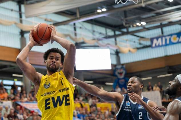 Norris Agbakoko (Oldenburg, 17), Tyren Johnson (MBC, 2), Syntainics MBC vs. EWE Baskets Oldenburg, Play-Ins, Bundesliga, Maenner, Saison 2024 25, 15.05.2025. Weissenfels Stadthalle Sachsen-Anhalt Deutschland