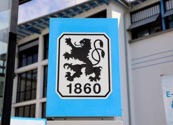 Fussball, Herren, 3.Liga, Saison 2024 2025, TSV 1860 München, Training, Grünwalder Strasse 114 Hier das Logo, Wappen des TSV 1860 München auf einem Aufsteller am Trainingsgelände, Symbolbild