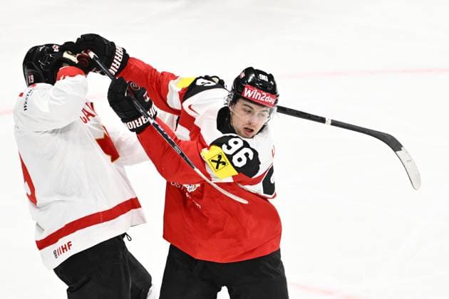 STOCKHOLM, SWEDEN 20250515 Canada s Adam Fantilli in a fight with Austria s Marco Kasper during the IIHF Ice hockey, Eishockey World Championship, WM, Weltmeisterschaft group A match between Canada and Austria at Avicii Arena in Stockholm, Sweden, on May 15, 2025. STOCKHOLM SWEDEN x10040x