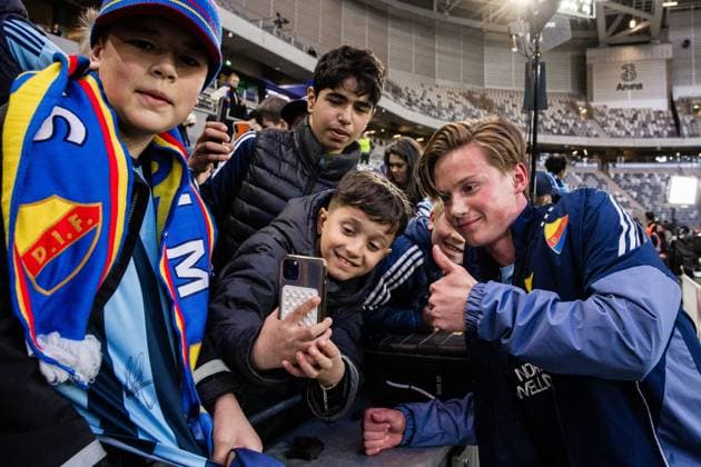 250515 Djurgardens Alexander Andersson med publik efter fotbollsmatchen i Allsvenskan mellan Djurgarden och Mjällby den 15 maj 2025 i Stockholm. Copyright: KENTAxJÖNSSON BB250515KJ046