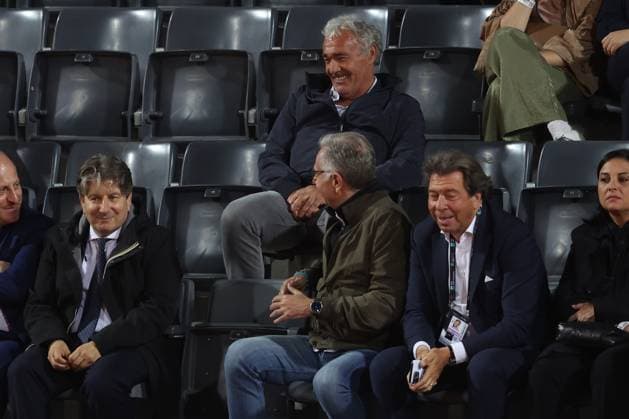 Rome, Italy 05 15 2025: VIPs in the stands Massimo Giletti and Paolo Bonolis joke as they watch the women s semifinal during the Internazionali BNL d Italia 2025 WTA, Tennis Damen Masters Men s 1000 circuit in Rome at the Foro Italico.  Copyright: xmarcoxiacobuccix xipa-agency.netx xmarcoxiacobuccix 0818652824st
