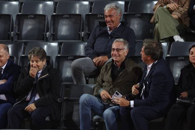 Rome, Italy 05 15 2025: VIPs in the stands Massimo Giletti and Paolo Bonolis joke as they watch the women s semifinal during the Internazionali BNL d Italia 2025 WTA, Tennis Damen Masters Men s 1000 circuit in Rome at the Foro Italico.  Copyright: xmarcoxiacobuccix xipa-agency.netx xmarcoxiacobuccix 0818652831st