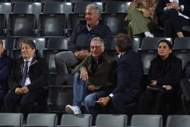 Rome, Italy 05 15 2025: VIPs in the stands Massimo Giletti and Paolo Bonolis joke as they watch the women s semifinal during the Internazionali BNL d Italia 2025 WTA, Tennis Damen Masters Men s 1000 circuit in Rome at the Foro Italico.  Copyright: xmarcoxiacobuccix xipa-agency.netx xmarcoxiacobuccix 0818652842st