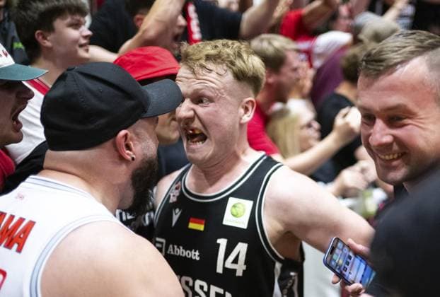 Sport Themen der Woche KW20 Sport Bilder des Tages BASKETBALL BUNDESLIGA PROA PLAYOFF - RUNDE: PO-1 2 FINALE, SPIELTAG: 1 SCIENCE CITY JENA - GIESSEN 46ERS ** NUR FÜR REDAKTIONELLE ZWECKE ** EDITORIAL USE ONLY **<p>15 05 2025-Jena: Basketball 2. Basketball-Bundesliga ProA Saison 2024 2025 PlayOff Runde: PO-1 2 Finale, Spieltag: 1 Sparkassen-Arena Science City Jena - GIESSEN 46ers im Foto: Luis Figge 14 (GIESSEN 46ers) jubelt nach dem Sieg mit den Fans ( Deutschland Thueringen Jena Copyright: SaschaxFromm *** BASKETBALL BUNDESLIGA PROA PLAYOFF ROUND PO 1 2 FINAL, GAME DAY 1 SCIENCE CITY JENA GIESSEN 46ERS FOR EDITORIAL PURPOSES ONLY EDITORIAL USE ONLY p 15 05 2025 Jena Basketball 2 Basketball Bundesliga ProA Season 2024 2025 PlayOff Round PO 1 2 Final, Matchday 1 Sparkassen Arena Science City Jena GIESSEN 46ers in the photo Luis Figge 14 GIESSEN 46ers cheers after the victory with the fans Germany Thuringia Jena Copyright SaschaxFromm Copyright: SaschaxFromm doc80nh6cejpqtbxe3fhn9 ,EDITORIAL USE ONLY