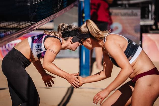 Beachvolleyball Frauen Allianz German Beach Tour 2025 Tourstop Düsseldorf 15.05.2025 v.l. Louisa Marunde klatscht ein mit Chenoa Christ beim Seitenwechsel Düsseldorf Robert-Lehr-Ufer Nordrhein-Westfalen Deutschland