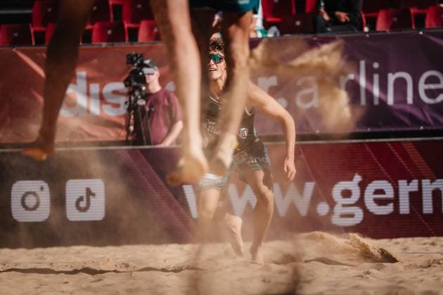 Beachvolleyball Männer Allianz German Beach Tour 2025 Tourstop Düsseldorf 15.05.2025 Hennes Nissen macht sich bereit für die Abwehr Düsseldorf Robert-Lehr-Ufer Nordrhein-Westfalen Deutschland
