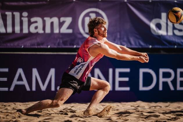 Beachvolleyball Männer Allianz German Beach Tour 2025 Tourstop Düsseldorf 15.05.2025 Luis Henrichs spielt den Ball Düsseldorf Robert-Lehr-Ufer Nordrhein-Westfalen Deutschland