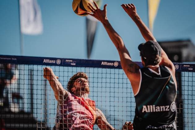 Beachvolleyball Männer Allianz German Beach Tour 2025 Tourstop Düsseldorf 15.05.2025 Luis Henrichs beim Angriff Düsseldorf Robert-Lehr-Ufer Nordrhein-Westfalen Deutschland