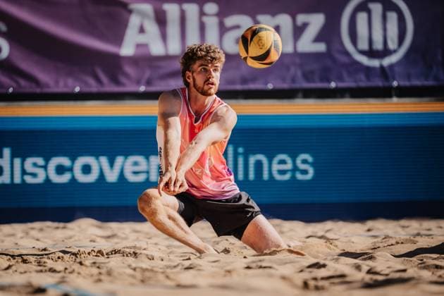 Beachvolleyball Männer Allianz German Beach Tour 2025 Tourstop Düsseldorf 15.05.2025 Luis Henrichs spielt den Ball Düsseldorf Robert-Lehr-Ufer Nordrhein-Westfalen Deutschland
