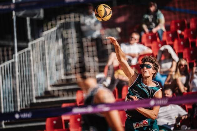 Beachvolleyball Männer Allianz German Beach Tour 2025 Tourstop Düsseldorf 15.05.2025 Hennes Nissen beim Aufschlag Düsseldorf Robert-Lehr-Ufer Nordrhein-Westfalen Deutschland