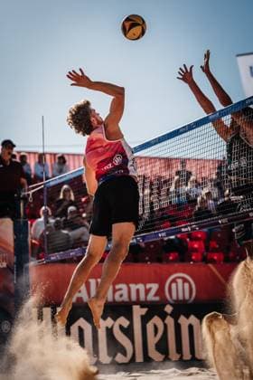 Beachvolleyball Männer Allianz German Beach Tour 2025 Tourstop Düsseldorf 15.05.2025 Luis Henrichs beim Angriff Düsseldorf Robert-Lehr-Ufer Nordrhein-Westfalen Deutschland