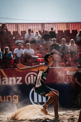 Beachvolleyball Männer Allianz German Beach Tour 2025 Tourstop Düsseldorf 15.05.2025 Niklas Held läuft an zum Angriff Düsseldorf Robert-Lehr-Ufer Nordrhein-Westfalen Deutschland