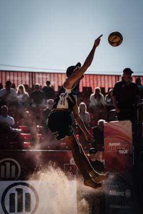 Beachvolleyball Männer Allianz German Beach Tour 2025 Tourstop Düsseldorf 15.05.2025 Angriff von Niklas Held Düsseldorf Robert-Lehr-Ufer Nordrhein-Westfalen Deutschland