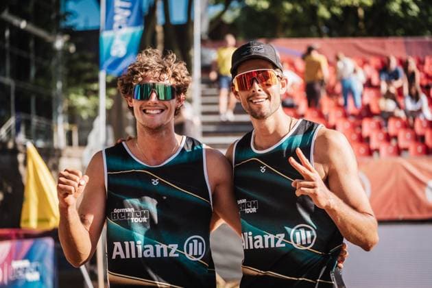 Beachvolleyball Männer Allianz German Beach Tour 2025 Tourstop Düsseldorf 15.05.2025 v.l. Hennes Nissen und Niklas Held freuen sich nach dem Sieg Düsseldorf Robert-Lehr-Ufer Nordrhein-Westfalen Deutschland