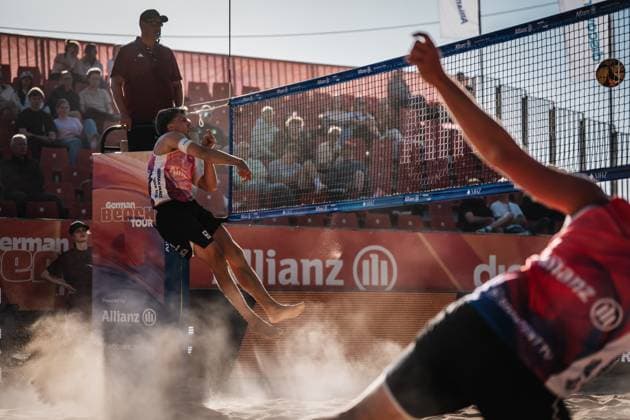 Beachvolleyball Männer Allianz German Beach Tour 2025 Tourstop Düsseldorf 15.05.2025 Luis Kubo beim Angriff Düsseldorf Robert-Lehr-Ufer Nordrhein-Westfalen Deutschland