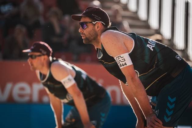 Beachvolleyball Männer Allianz German Beach Tour 2025 Tourstop Düsseldorf 15.05.2025 Manuel Harms macht sich bereit für den gegnerischen Aufschlag Düsseldorf Robert-Lehr-Ufer Nordrhein-Westfalen Deutschland