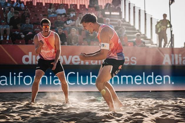 Beachvolleyball Männer Allianz German Beach Tour 2025 Tourstop Düsseldorf 15.05.2025 v.l. Jonas Kaminski und Luis Kubo jubeln nach dem Sieg Düsseldorf Robert-Lehr-Ufer Nordrhein-Westfalen Deutschland