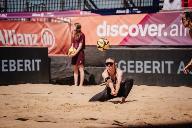 Beachvolleyball Frauen Allianz German Beach Tour 2025 Tourstop Düsseldorf 15.05.2025 Giulia Deißenberger nimmt den Ball an Düsseldorf Robert-Lehr-Ufer Nordrhein-Westfalen Deutschland