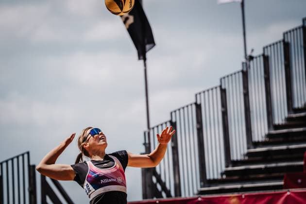 Beachvolleyball Frauen Allianz German Beach Tour 2025 Tourstop Düsseldorf 15.05.2025 Nina Interwies beim Aufschlag Düsseldorf Robert-Lehr-Ufer Nordrhein-Westfalen Deutschland