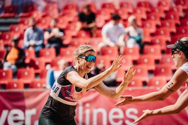 Beachvolleyball Frauen Allianz German Beach Tour 2025 Tourstop Düsseldorf 15.05.2025 v.l. Nina Interwies und Louisa Marunde jubeln Düsseldorf Robert-Lehr-Ufer Nordrhein-Westfalen Deutschland