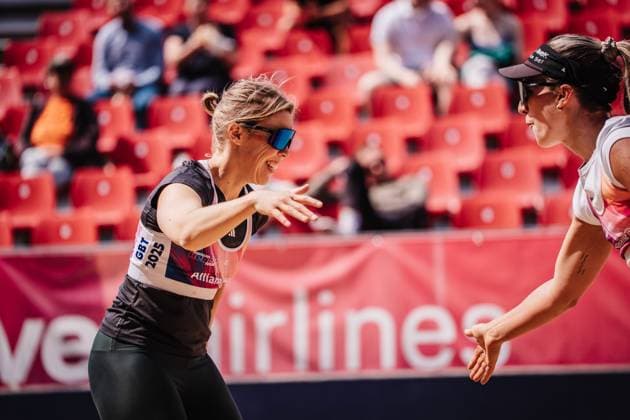 Beachvolleyball Frauen Allianz German Beach Tour 2025 Tourstop Düsseldorf 15.05.2025 v.l. Nina Interwies und Louisa Marunde jubeln Düsseldorf Robert-Lehr-Ufer Nordrhein-Westfalen Deutschland